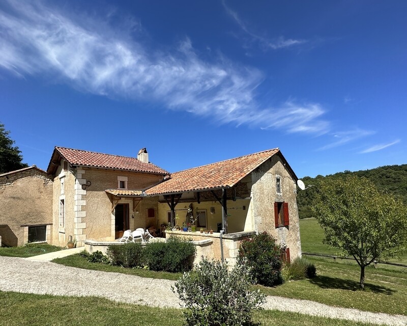 Domaine avec plusieurs habitations sur plus de 11 hectares - habitation principale