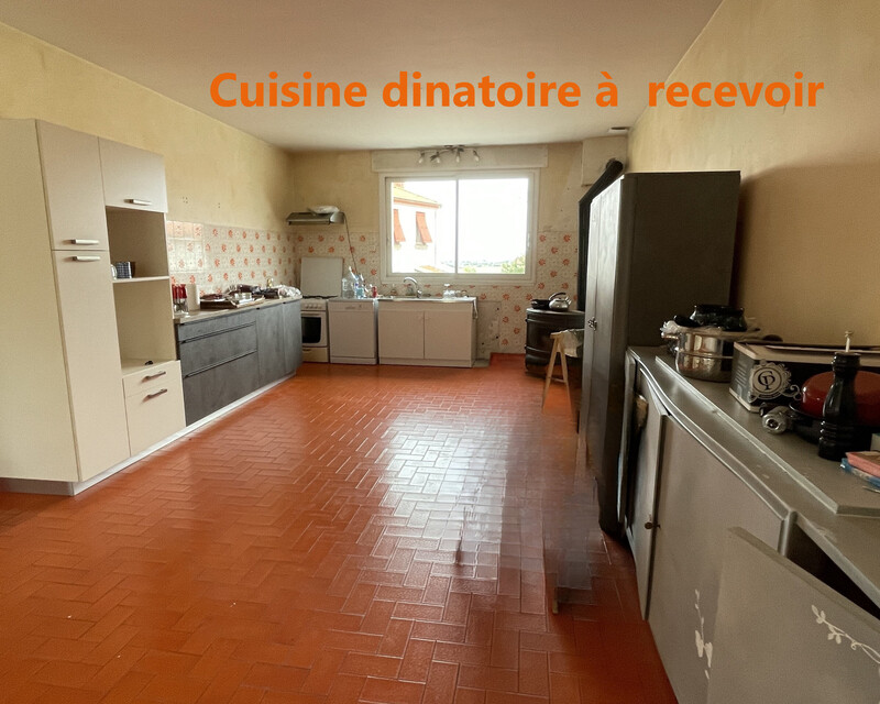 8 km de Cordelle Maison atipyque  290 m² 5 ch jardin 460 m² - Cuisine dinatoire