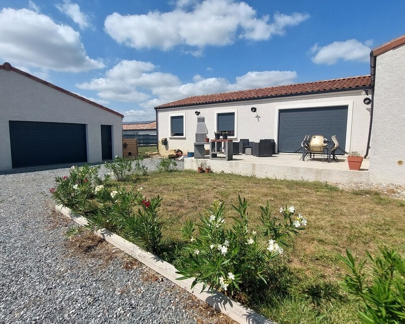 Maison plain-pied avec Jardin et grand Garage - 1000028253