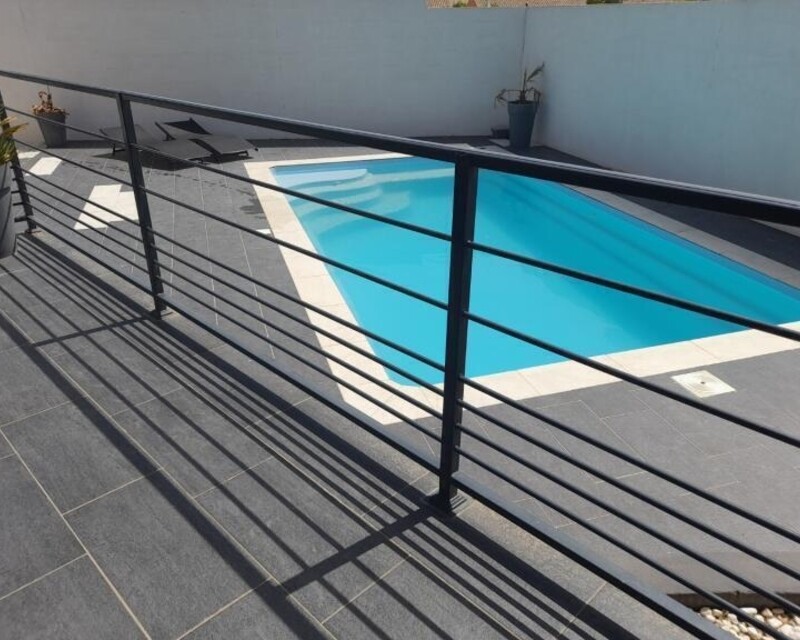 Maison de Rêve à Puichéric : piscine et charme au cœur du Minervois  - Vue de la terrasse vers piscine 