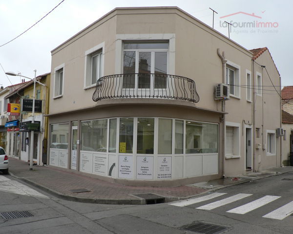 Local professionel en angle à Port Saint Louis du Rhône - Vitrine en angle sur la rue principale