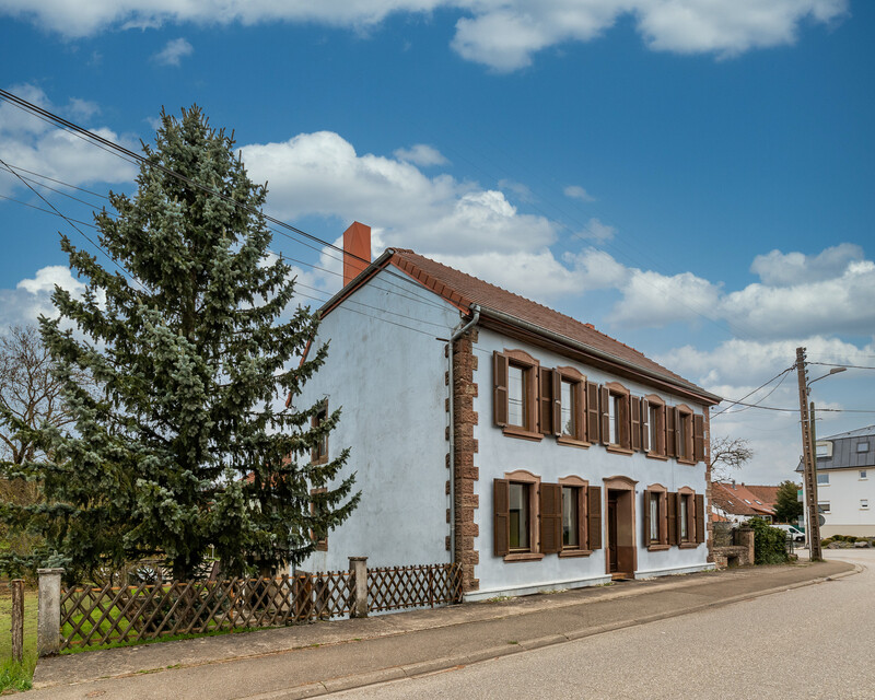 Maison familiale de 240 m² comprenant deux logements - Maison façade avant