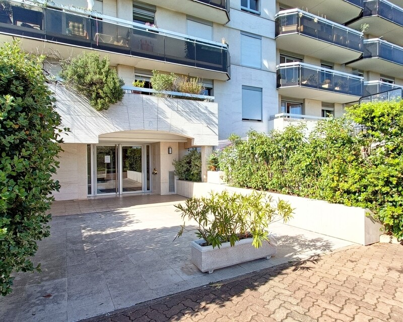 Investissement locatif - Studio avec terrasse - Cave - Parking  - 1000031701