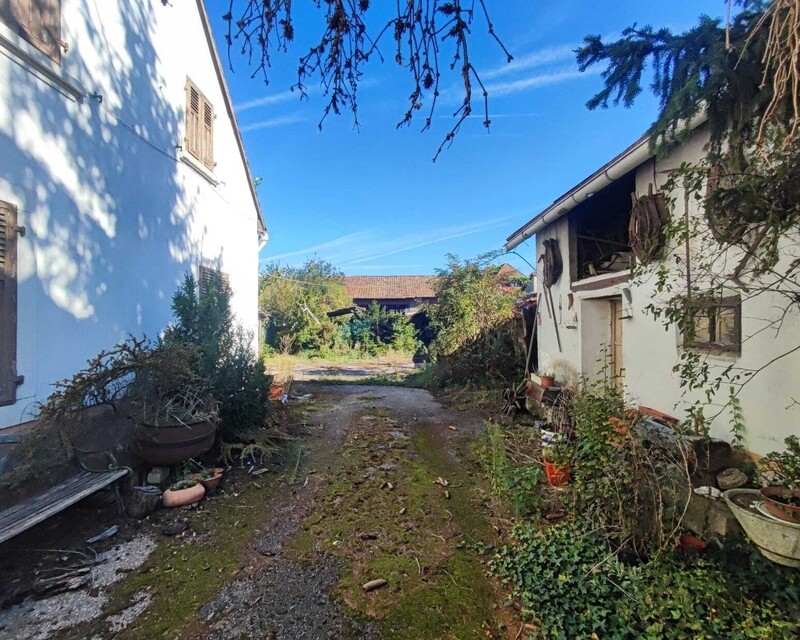 Maison avec dépendance et annexes - Cours entrée extérieur