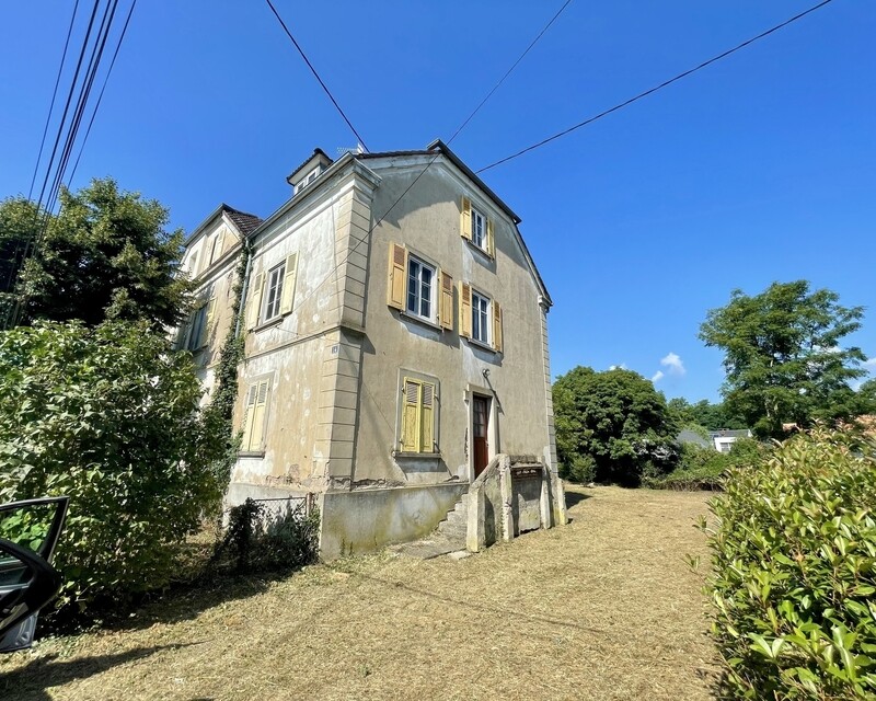 Maison de caractère à fort potentiel sur un très vaste terrain - Façade 1