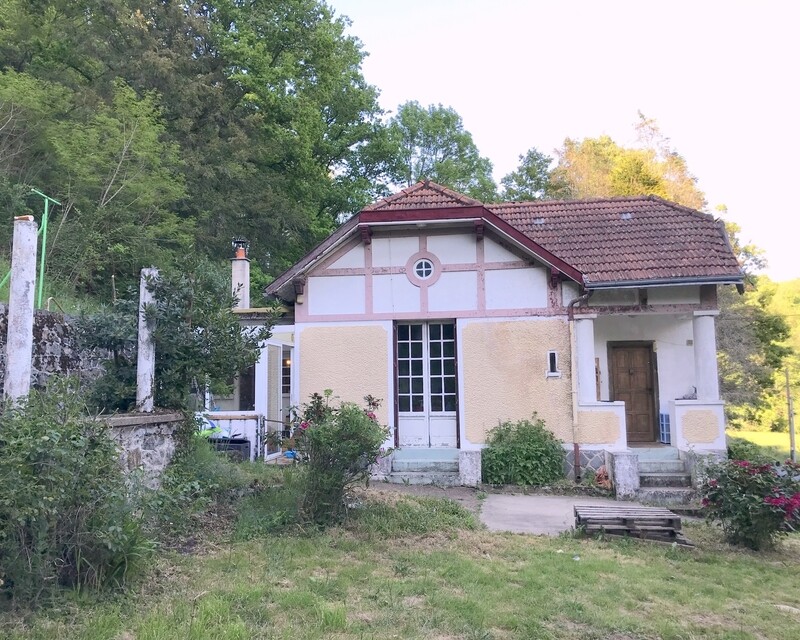 Petite Maison à rénover avec jardin bord de rivière - Img 7438