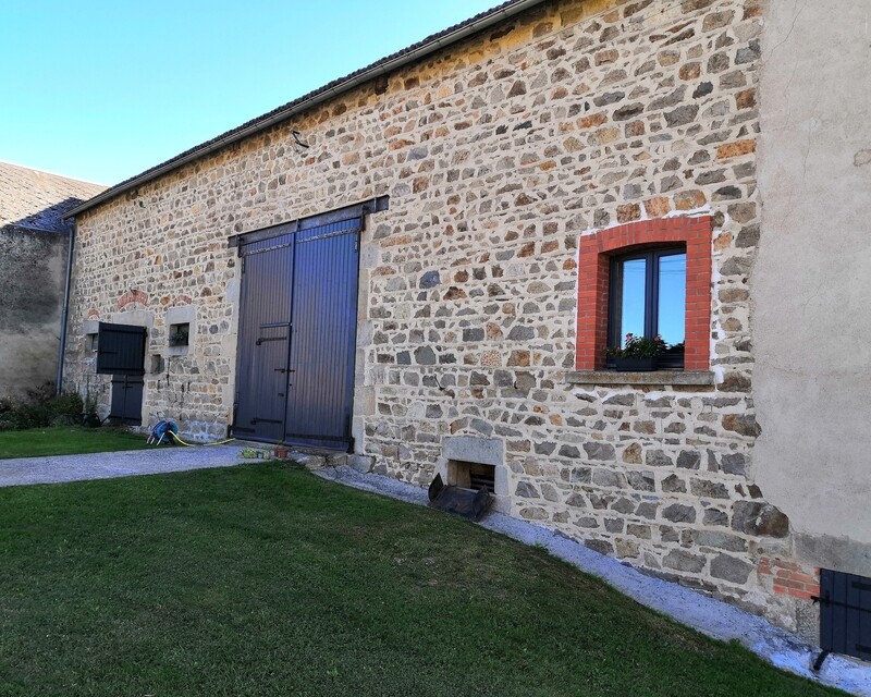 Maison 1945 restaurée + 2 granges - Belle façade du côté rue. Gazon Anglais et terrasse pour le stationnement voiture