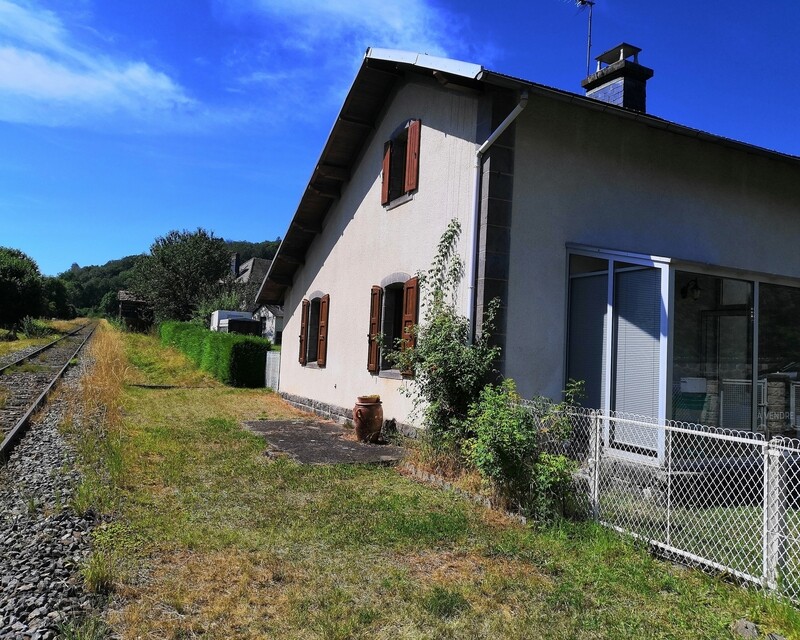 Ancienne maison de Garde Barrière - Peu de trains aujourd'hui... l'herbe pousse entre les rails...