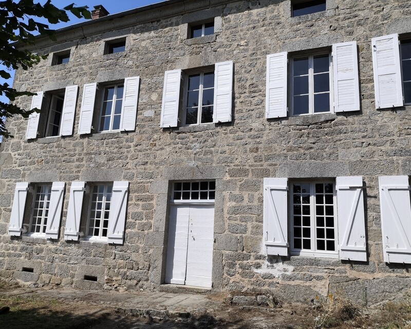 Ancien Presbytère et sa chapelle - Belle façade classique pour une belle construction en pierres